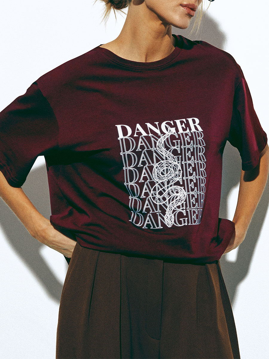 Koszulka oversize w kolorze burgundowym z nadrukiem DANGER 1 Koszulka oversize w kolorze burgundowym z nadrukiem DANGER 1